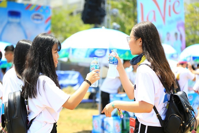 Có nên cho bé uống nước Lavie