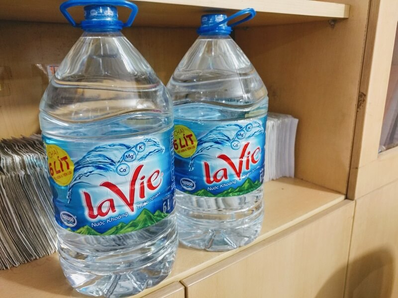 Sản phẩm Lavie 6 lít với quai xách giúp di chuyển tiện lợi và dễ dàng nước khoáng Lavie 6 lít